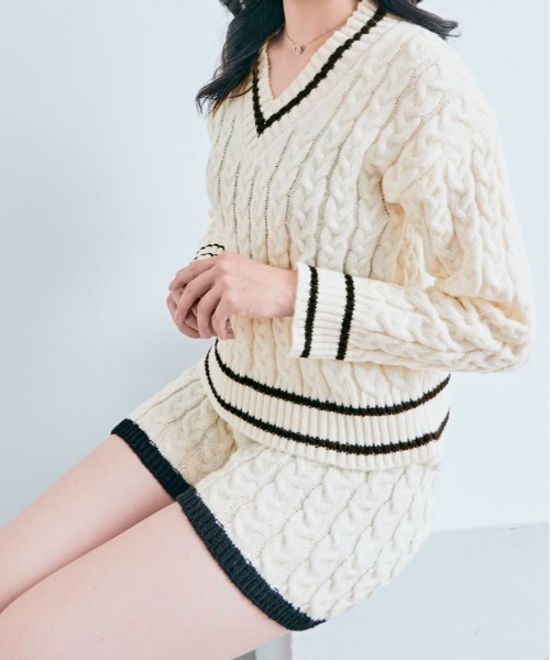 kirakiraShop(キラキラショップ)の「【2点セット】Vネック ライン ニット & ニットショートパンツ(セットアップ・レディース・ホワイト/ブラック・FREE)」の5枚目の写真