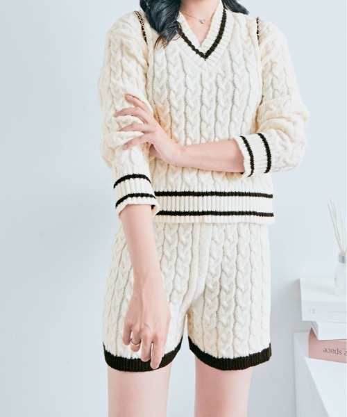 kirakiraShop(キラキラショップ)の「【2点セット】Vネック ライン ニット & ニットショートパンツ(セットアップ・レディース・ホワイト/ブラック・FREE)」の16枚目の写真