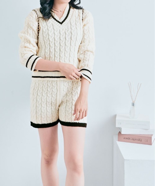 kirakiraShop(キラキラショップ)の「【2点セット】Vネック ライン ニット & ニットショートパンツ(セットアップ・レディース・ホワイト/ブラック・FREE)」の15枚目の写真
