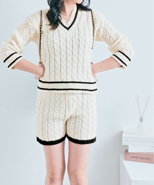 kirakiraShop(キラキラショップ)の「【2点セット】Vネック ライン ニット & ニットショートパンツ(セットアップ・レディース・ホワイト/ブラック・FREE)」の13枚目の写真
