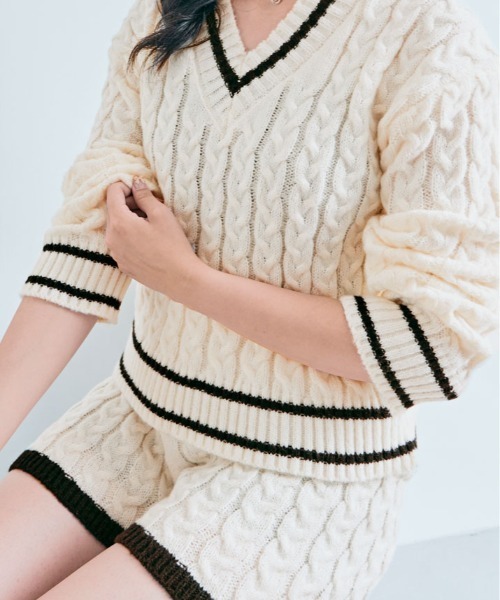 kirakiraShop(キラキラショップ)の「【2点セット】Vネック ライン ニット & ニットショートパンツ(セットアップ・レディース・ホワイト/ブラック・FREE)」の11枚目の写真