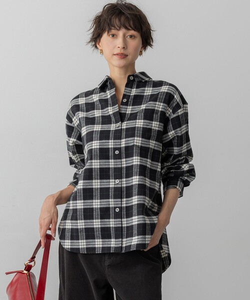 23区 L(ニジュウサンクオオキイサイズ)の「【洗える】ブラッシュド ビエラチェック シャツ(シャツ/ブラウス・レディース・ネイビー系3/レッド系3/ブラック系3・48/46/44)」の2枚目の写真