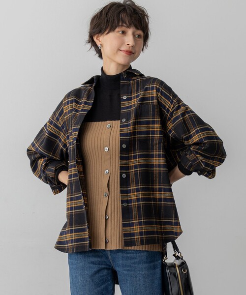 23区 L(ニジュウサンクオオキイサイズ)の「【洗える】ブラッシュド ビエラチェック シャツ(シャツ/ブラウス・レディース・ネイビー系3/レッド系3/ブラック系3・48/46/44)」の3枚目の写真
