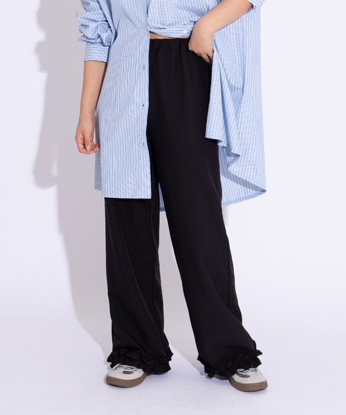 PUNYUS(プニュズ)の「フリルスラックスパンツ(スラックス・レディース・ブラック/レッド/グレー・3/2/1/4)」の2枚目の写真