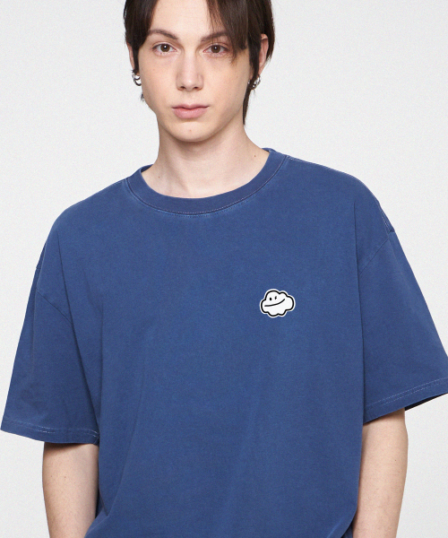 GRAVER（グレーバー）の「[ユニセックス]スモールクラウドスマイルピグメント半袖Tシャツ_ブルーシャドウ（Tシャツ/カットソー・レディース・ブルー・SMALL/MEDIUM/LARGE/X-LARGE）」の2枚目の写真