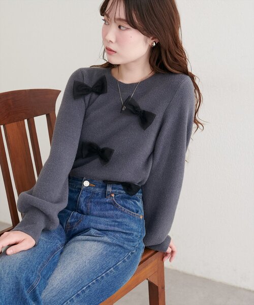 natural couture（ナチュラルクチュール）の「ランダムリボンニットプルオーバー（ニット/セーター・レディース・ライトグレー/チャコールグレー/アイボリー・FREE）」の2枚目の写真