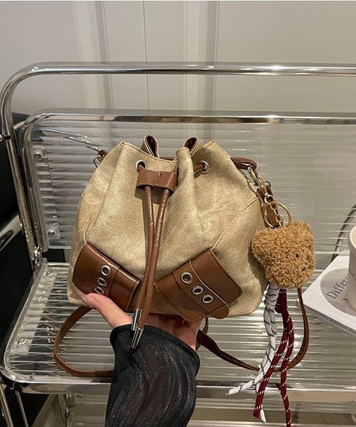 gossip!ロサンゼルス(ゴシップロサンゼルス)の「テディチャーム付き 巾着型ショルダーバッグ(ハンドバッグ・レディース・カーキ/チャコールグレー/ブルー・FREE)」の2枚目の写真