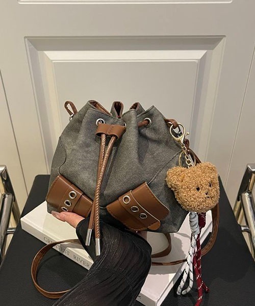 gossip!ロサンゼルス(ゴシップロサンゼルス)の「テディチャーム付き 巾着型ショルダーバッグ(ハンドバッグ・レディース・カーキ/チャコールグレー/ブルー・FREE)」の1枚目の写真