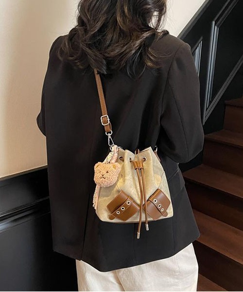 gossip!ロサンゼルス(ゴシップロサンゼルス)の「テディチャーム付き 巾着型ショルダーバッグ(ハンドバッグ・レディース・カーキ/チャコールグレー/ブルー・FREE)」の12枚目の写真