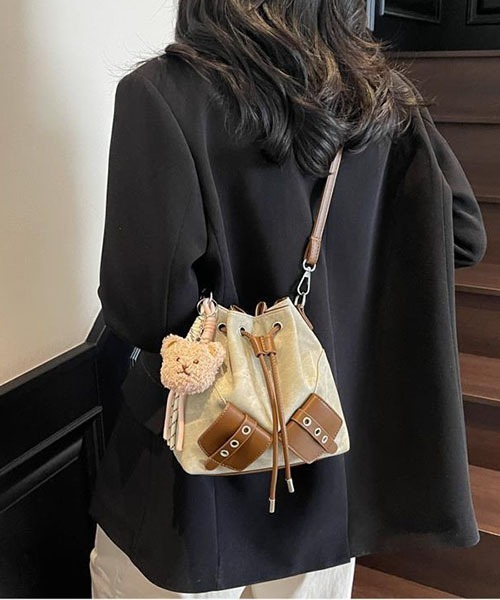 gossip!ロサンゼルス(ゴシップロサンゼルス)の「テディチャーム付き 巾着型ショルダーバッグ(ハンドバッグ・レディース・カーキ/チャコールグレー/ブルー・FREE)」の13枚目の写真