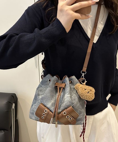 gossip!ロサンゼルス(ゴシップロサンゼルス)の「テディチャーム付き 巾着型ショルダーバッグ(ハンドバッグ・レディース・カーキ/チャコールグレー/ブルー・FREE)」の17枚目の写真