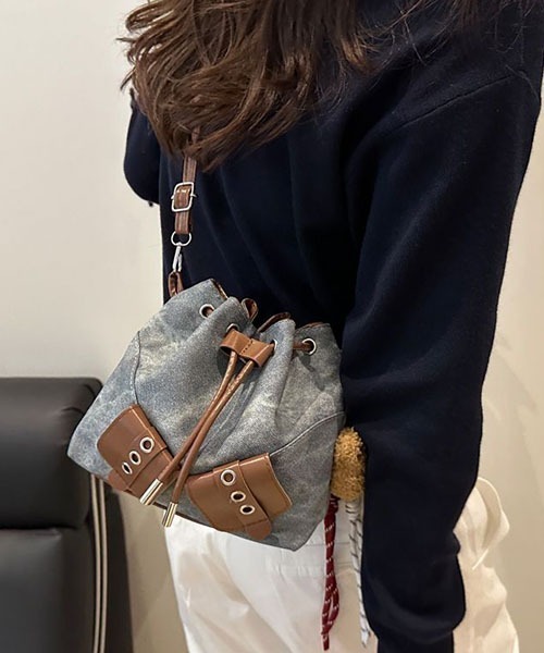 gossip!ロサンゼルス(ゴシップロサンゼルス)の「テディチャーム付き 巾着型ショルダーバッグ(ハンドバッグ・レディース・カーキ/チャコールグレー/ブルー・FREE)」の21枚目の写真