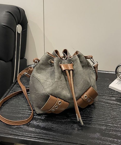 gossip!ロサンゼルス(ゴシップロサンゼルス)の「テディチャーム付き 巾着型ショルダーバッグ(ハンドバッグ・レディース・カーキ/チャコールグレー/ブルー・FREE)」の8枚目の写真