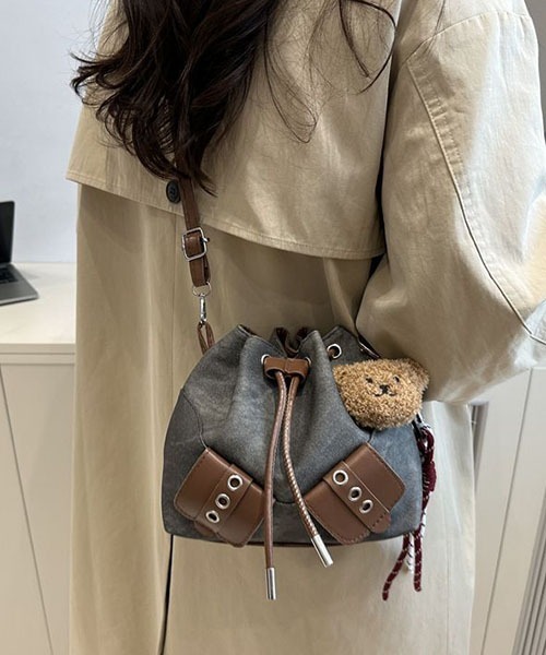 gossip!ロサンゼルス(ゴシップロサンゼルス)の「テディチャーム付き 巾着型ショルダーバッグ(ハンドバッグ・レディース・カーキ/チャコールグレー/ブルー・FREE)」の18枚目の写真