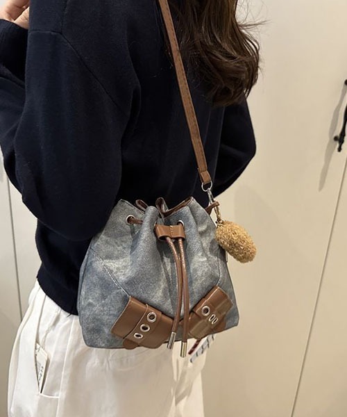 gossip!ロサンゼルス(ゴシップロサンゼルス)の「テディチャーム付き 巾着型ショルダーバッグ(ハンドバッグ・レディース・カーキ/チャコールグレー/ブルー・FREE)」の20枚目の写真