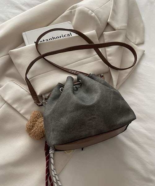 gossip!ロサンゼルス(ゴシップロサンゼルス)の「テディチャーム付き 巾着型ショルダーバッグ(ハンドバッグ・レディース・カーキ/チャコールグレー/ブルー・FREE)」の7枚目の写真