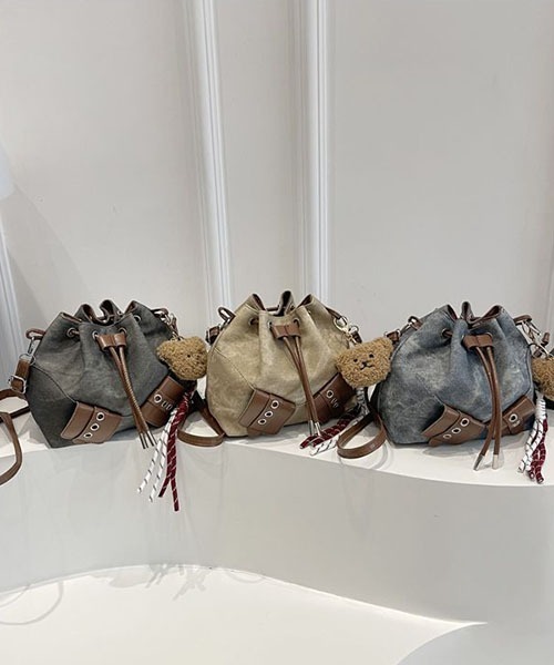 gossip!ロサンゼルス(ゴシップロサンゼルス)の「テディチャーム付き 巾着型ショルダーバッグ(ハンドバッグ・レディース・カーキ/チャコールグレー/ブルー・FREE)」の22枚目の写真