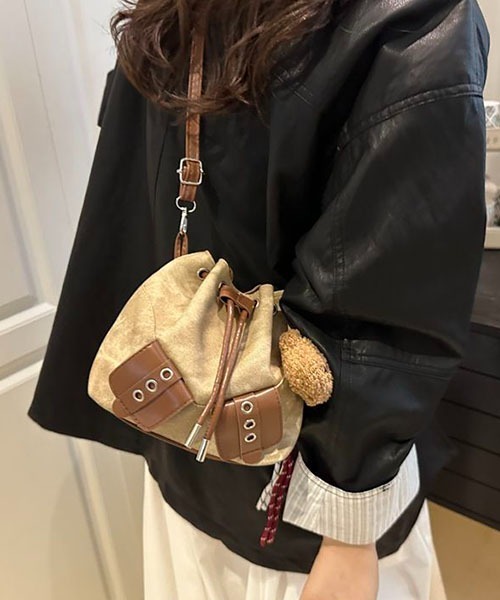 gossip!ロサンゼルス(ゴシップロサンゼルス)の「テディチャーム付き 巾着型ショルダーバッグ(ハンドバッグ・レディース・カーキ/チャコールグレー/ブルー・FREE)」の16枚目の写真