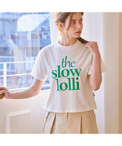 SLOWLOLLI(スローローリ)の「Slow logo crop t-shirt_2 Colors(Tシャツ/カットソー・レディース・ネイビー/ホワイト・FREE)」の2枚目の写真