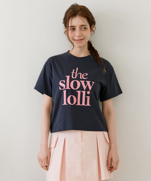 SLOWLOLLI(スローローリ)の「Slow logo crop t-shirt_2 Colors(Tシャツ/カットソー・レディース・ネイビー/ホワイト・FREE)」の4枚目の写真