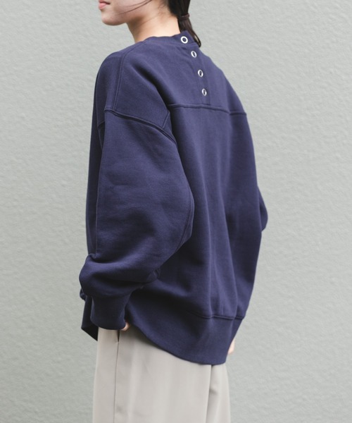FORK&SPOON（フォークアンドスプーン）の「FORK&SPOON　バックボタンスウェット（スウェット・レディース・オートミール/ネイビー・1）」の2枚目の写真