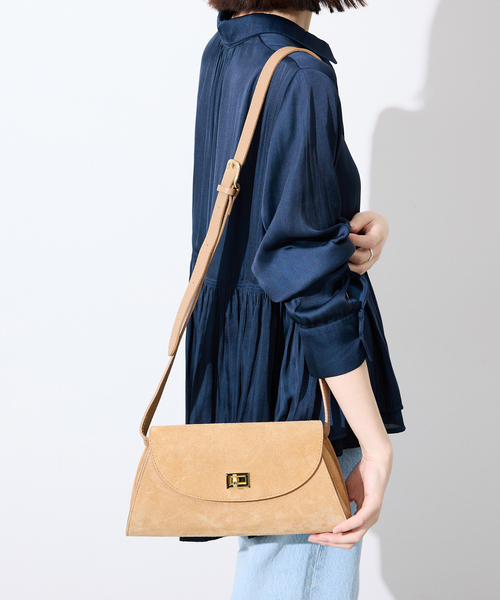 AULENTTI(オウレンティ)の「AULENTTI/オウレンティ フラップショルダーBAG ST-Y02-ACC-SCDO(ショルダーバッグ・レディース・ベージュ・FREE)」の4枚目の写真