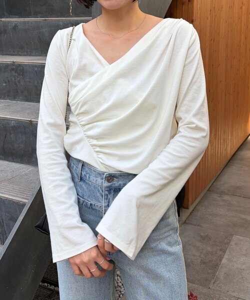 CAPRICIEUX LE'MAGE（カプリシューレマージュ）の「ドレープアシメネックTシャツ（Tシャツ/カットソー・レディース・グレー/ホワイト/ベージュ・FREE）」の2枚目の写真