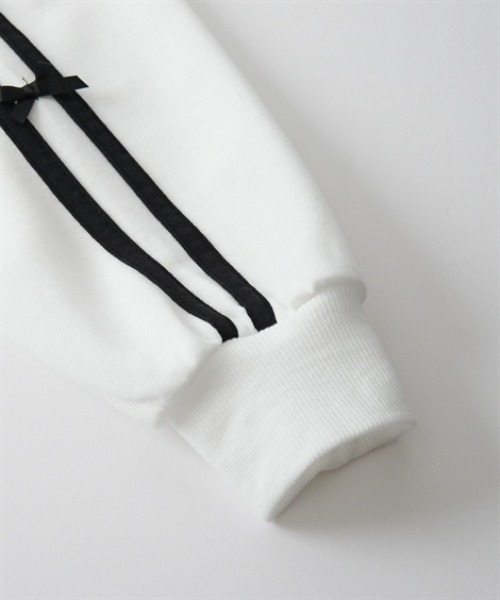 QUNTSTYLE(キュントスタイル)の「袖リボン使いフェイクレイヤードトレーナー(スウェット・キッズ・ブラック/ベージュ・110/120/130/140/150/160)」の6枚目の写真