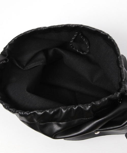 LAKOLE（ラコレ）の「ソフトフェイクレザーナップサック / 654121（バックパック/リュック・メンズ・ブラック/グレー・FREE）」の3枚目の写真