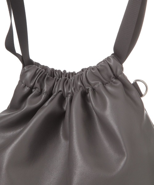 LAKOLE（ラコレ）の「ソフトフェイクレザーナップサック / 654121（バックパック/リュック・メンズ・ブラック/グレー・FREE）」の5枚目の写真