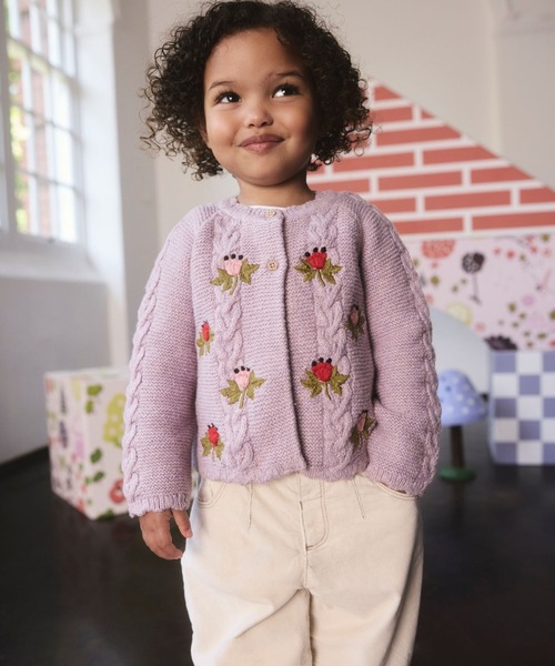 Cath Kidston(キャスキッドソン)の「フローラル ケーブル カーディガン(カーディガン/ボレロ・キッズ・ラベンダー・100/110/120)」の2枚目の写真