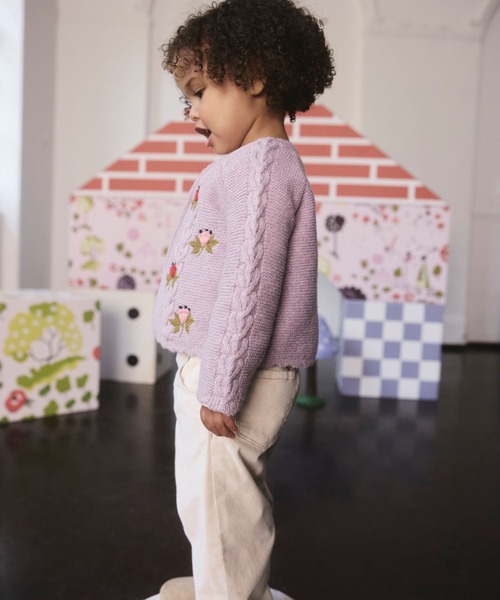 Cath Kidston(キャスキッドソン)の「フローラル ケーブル カーディガン(カーディガン/ボレロ・キッズ・ラベンダー・100/110/120)」の3枚目の写真