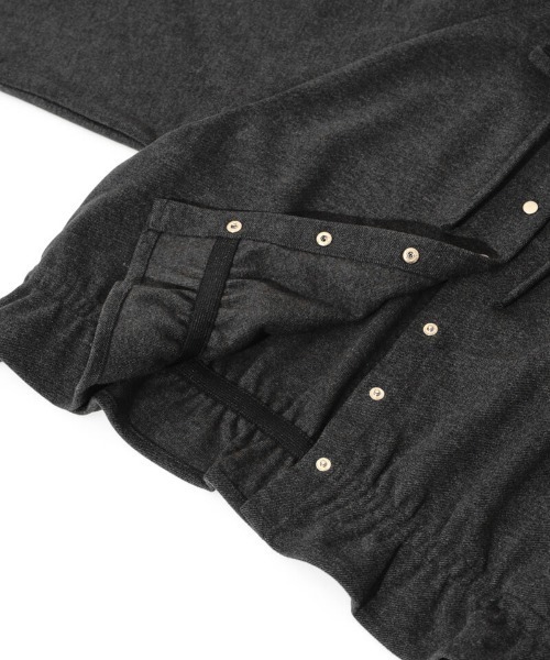 flower（フラワー）の「ダウニーウォームジャケット（ノーカラージャケット・レディース・ダークグレー/アイボリー・FREE）」の13枚目の写真