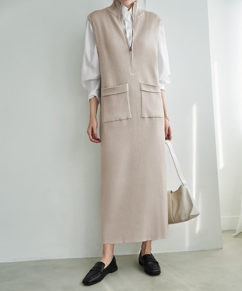 STYLE DELI（スタイルデリ）の「ジップ付きスタンドネックのリブニットワンピース（ワンピース・レディース・ネイビー/サンドベージュ・02/01）」の2枚目の写真