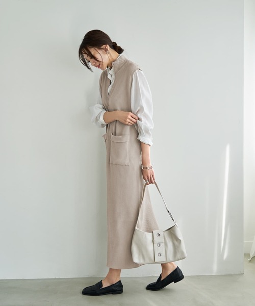 STYLE DELI（スタイルデリ）の「ジップ付きスタンドネックのリブニットワンピース（ワンピース・レディース・ネイビー/サンドベージュ・02/01）」の5枚目の写真