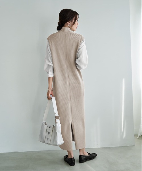STYLE DELI（スタイルデリ）の「ジップ付きスタンドネックのリブニットワンピース（ワンピース・レディース・ネイビー/サンドベージュ・02/01）」の6枚目の写真