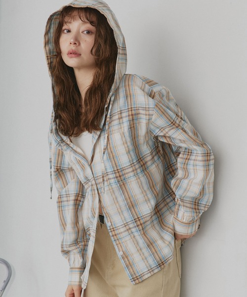 ad thie(アドティエ)の「フード付き オーバーサイズ チェックシャツ(シャツ/ブラウス・レディース・ライトブルー/オフホワイト/ピンク/ブラウン・FREE)」の7枚目の写真