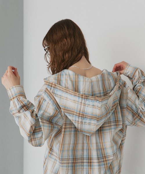 ad thie(アドティエ)の「フード付き オーバーサイズ チェックシャツ(シャツ/ブラウス・レディース・ライトブルー/オフホワイト/ピンク/ブラウン・FREE)」の11枚目の写真