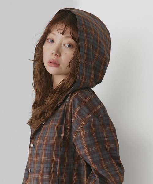 ad thie(アドティエ)の「フード付き オーバーサイズ チェックシャツ(シャツ/ブラウス・レディース・ライトブルー/オフホワイト/ピンク/ブラウン・FREE)」の16枚目の写真