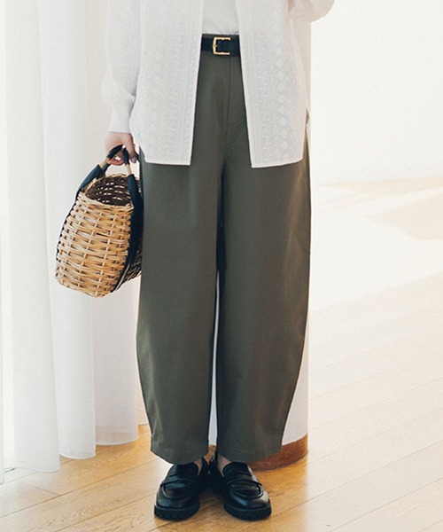 studio CLIP（スタディオクリップ）の「コットンサテンゆるテーパードパンツ[プチ・プラスサイズあり]（その他パンツ・レディース・ブラック/カーキ/その他1/ベージュ・PF/MEDIUM/ﾌﾘｰ(L)/LARGE）」の3枚目の写真