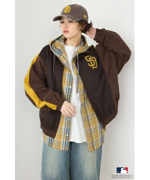 RODEO CROWNS WIDE BOWL(ロデオクラウンズワイドボウル)の「(MLB)ドッキングトラックジャケット(ナイロンジャケット・レディース・ライトグレー/ブラウン/ネイビー・FREE)」の3枚目の写真