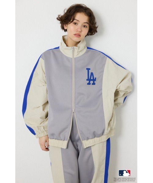 RODEO CROWNS WIDE BOWL(ロデオクラウンズワイドボウル)の「(MLB)ドッキングトラックジャケット(ナイロンジャケット・レディース・ライトグレー/ブラウン/ネイビー・FREE)」の2枚目の写真