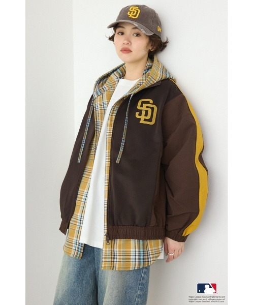 RODEO CROWNS WIDE BOWL(ロデオクラウンズワイドボウル)の「(MLB)ドッキングトラックジャケット(ナイロンジャケット・レディース・ライトグレー/ブラウン/ネイビー・FREE)」の4枚目の写真