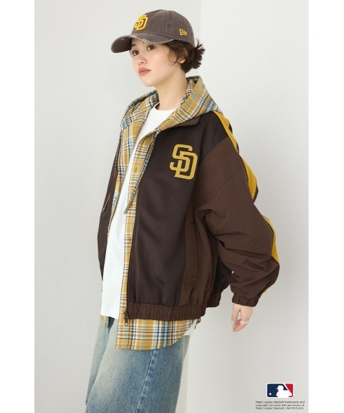 RODEO CROWNS WIDE BOWL(ロデオクラウンズワイドボウル)の「(MLB)ドッキングトラックジャケット(ナイロンジャケット・レディース・ライトグレー/ブラウン/ネイビー・FREE)」の5枚目の写真