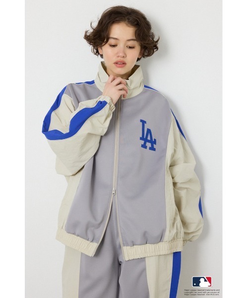 RODEO CROWNS WIDE BOWL(ロデオクラウンズワイドボウル)の「(MLB)ドッキングトラックジャケット(ナイロンジャケット・レディース・ライトグレー/ブラウン/ネイビー・FREE)」の9枚目の写真