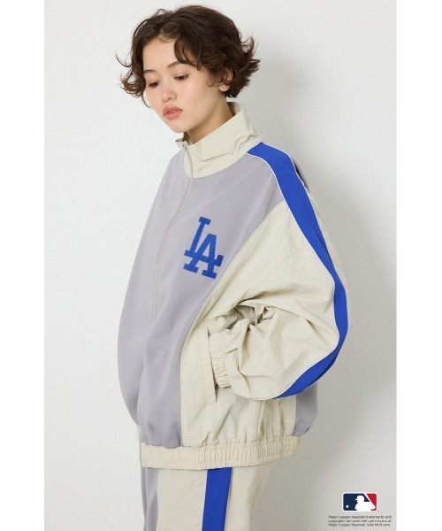 RODEO CROWNS WIDE BOWL(ロデオクラウンズワイドボウル)の「(MLB)ドッキングトラックジャケット(ナイロンジャケット・レディース・ライトグレー/ブラウン/ネイビー・FREE)」の10枚目の写真