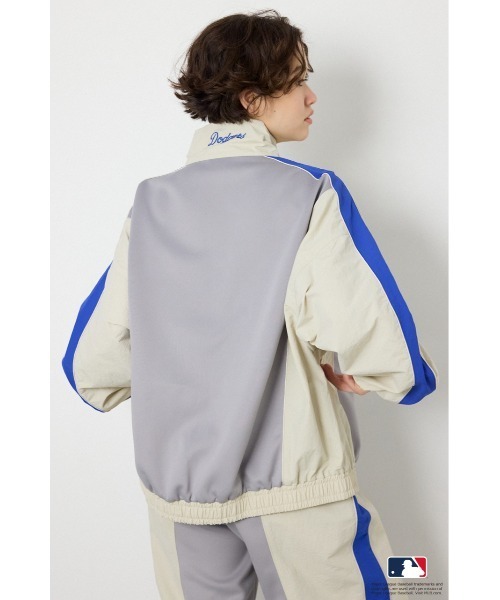 RODEO CROWNS WIDE BOWL(ロデオクラウンズワイドボウル)の「(MLB)ドッキングトラックジャケット(ナイロンジャケット・レディース・ライトグレー/ブラウン/ネイビー・FREE)」の14枚目の写真