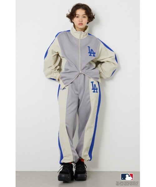 RODEO CROWNS WIDE BOWL(ロデオクラウンズワイドボウル)の「(MLB)ドッキングトラックジャケット(ナイロンジャケット・レディース・ライトグレー/ブラウン/ネイビー・FREE)」の15枚目の写真