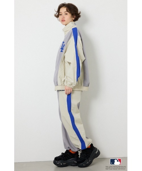 RODEO CROWNS WIDE BOWL(ロデオクラウンズワイドボウル)の「(MLB)ドッキングトラックジャケット(ナイロンジャケット・レディース・ライトグレー/ブラウン/ネイビー・FREE)」の16枚目の写真