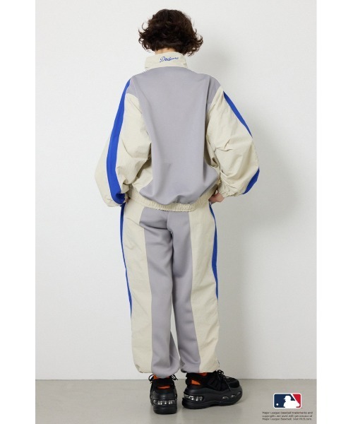 RODEO CROWNS WIDE BOWL(ロデオクラウンズワイドボウル)の「(MLB)ドッキングトラックジャケット(ナイロンジャケット・レディース・ライトグレー/ブラウン/ネイビー・FREE)」の17枚目の写真